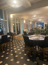La salle à manger très jolie