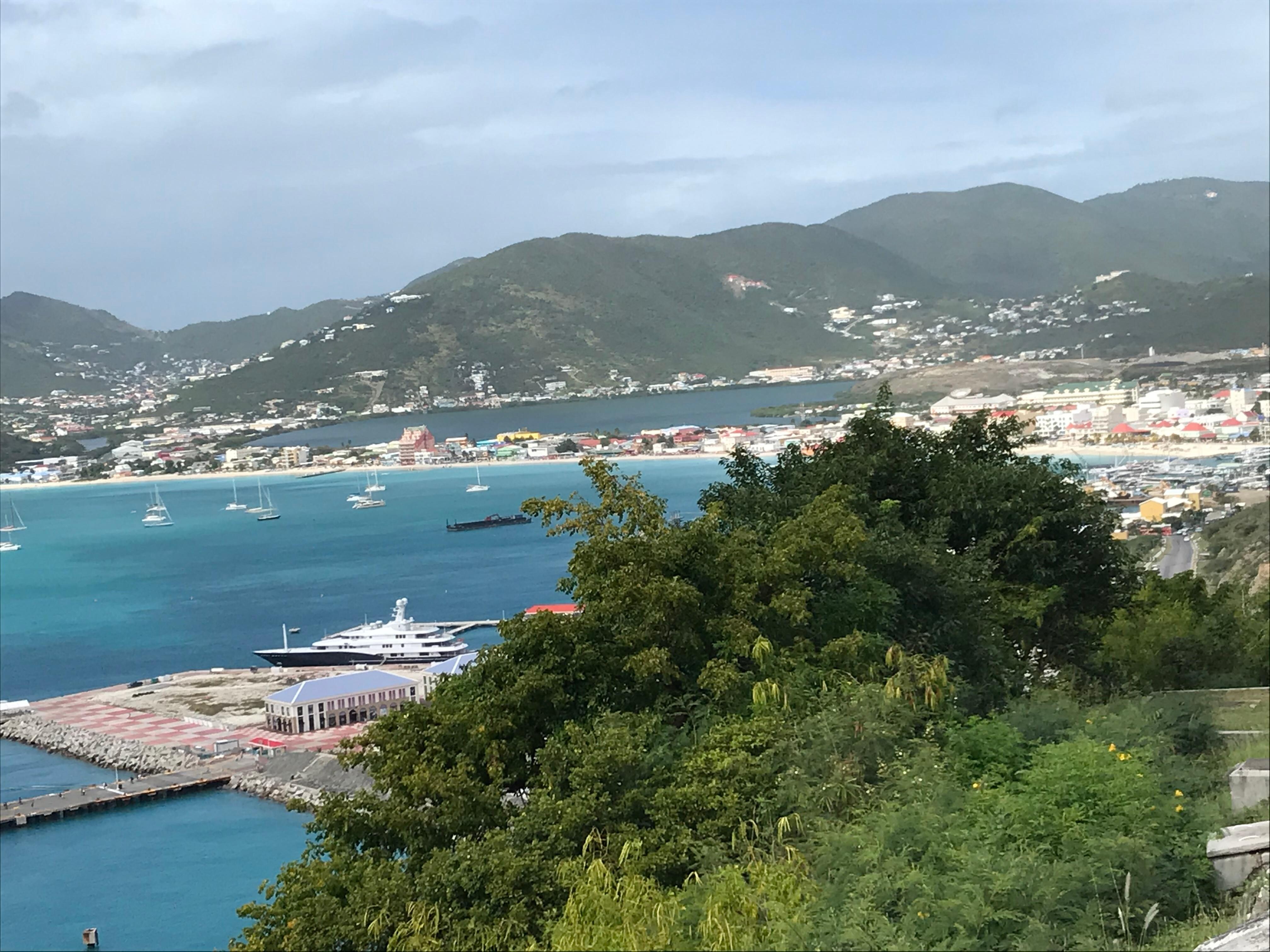 Zicht op de baai van het hotel