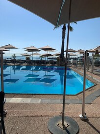 Morgenmad ved poolen