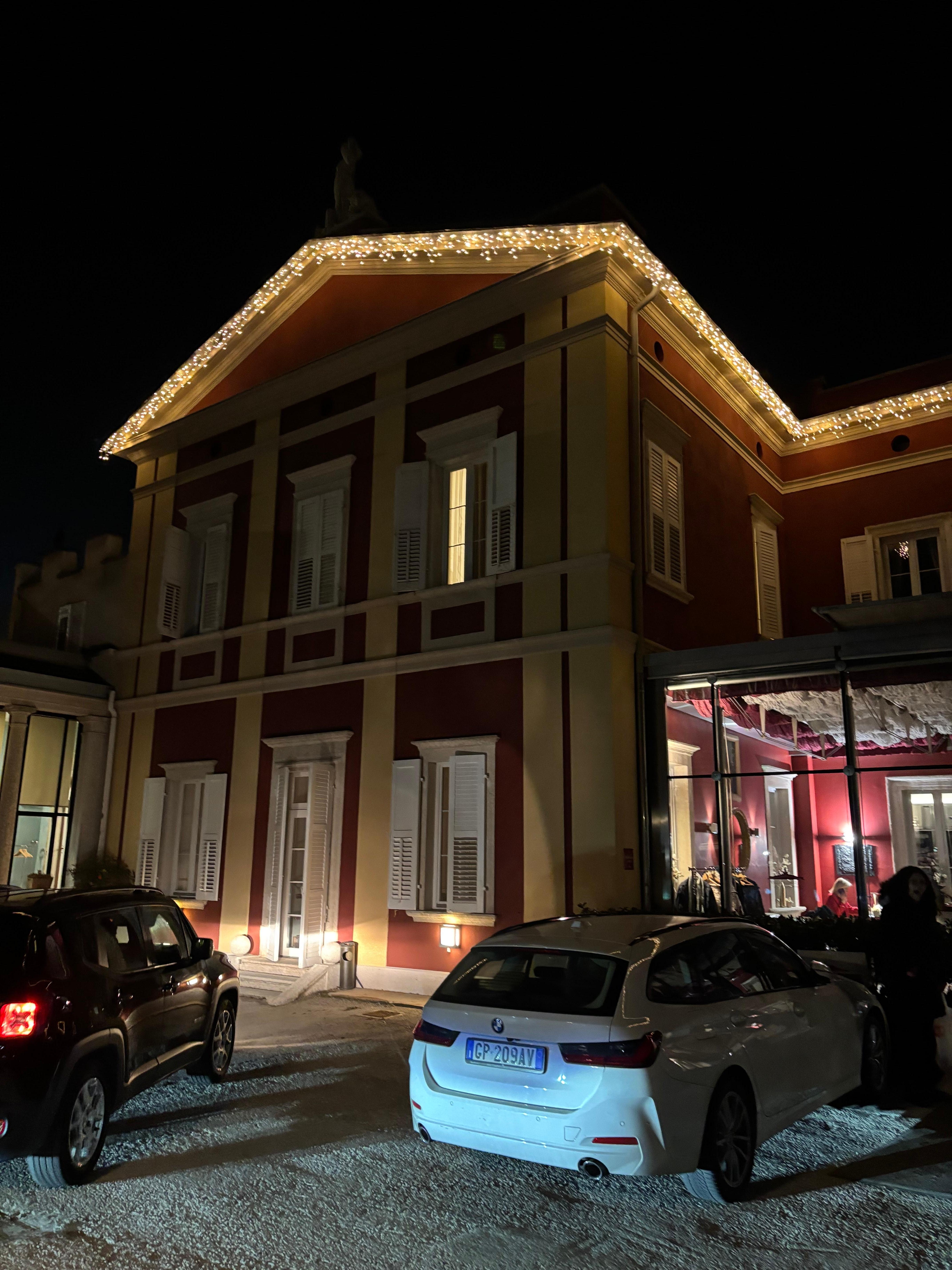 Fachada à noite