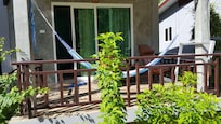 Petit bungalow avec terrasse hamac sur un jardin fleuri