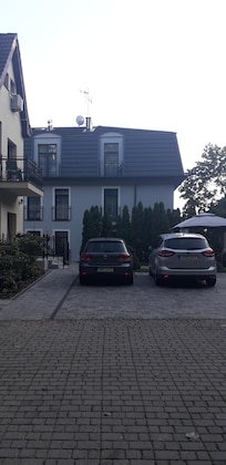 Ansicht hinten, mit Blick zum Haupthaus