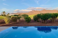 Blick über den Pool Richtung Berge