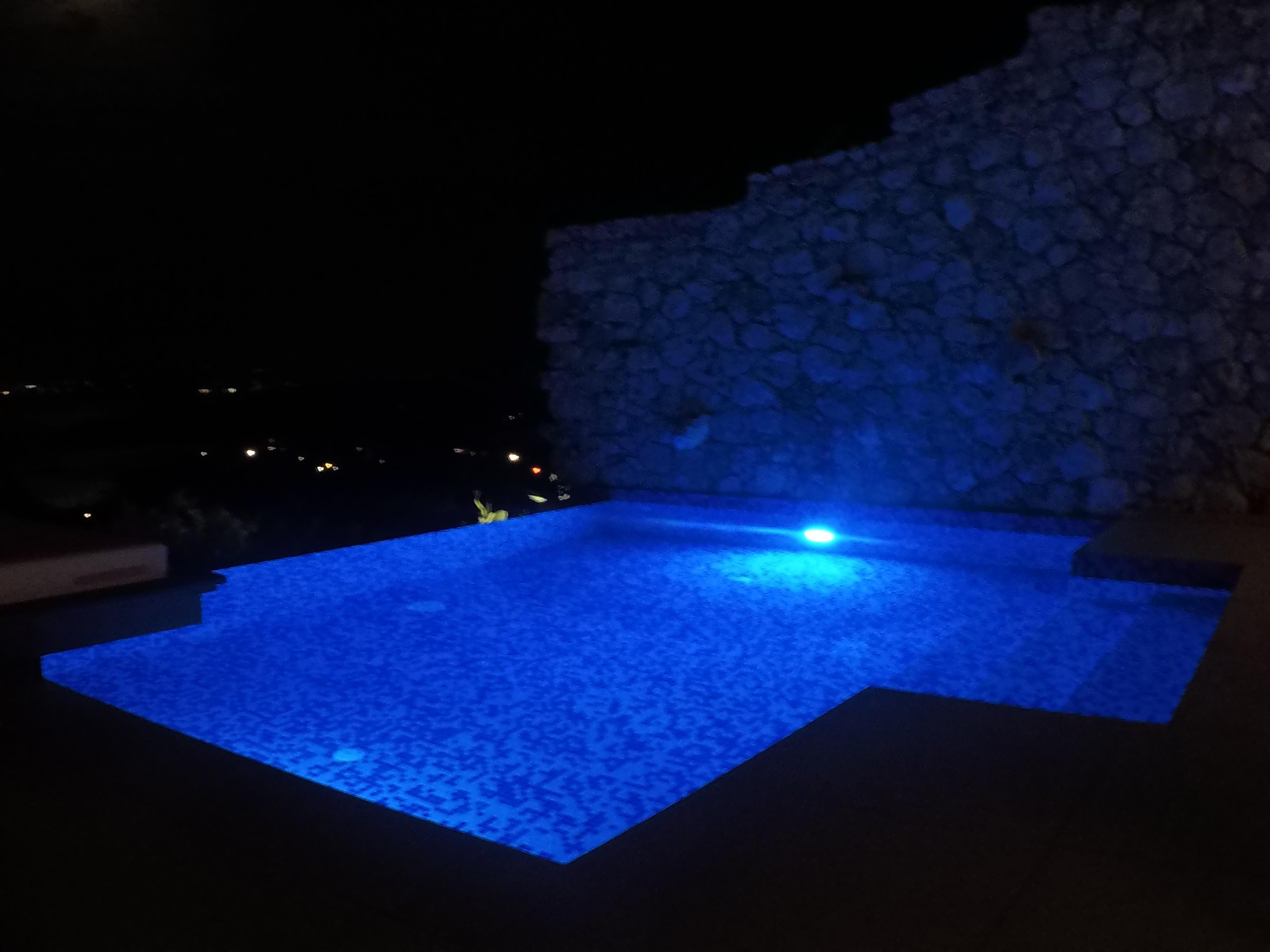 Bassenget fra et av sitteområdene.