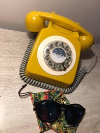Gammeldags telefon på rummen