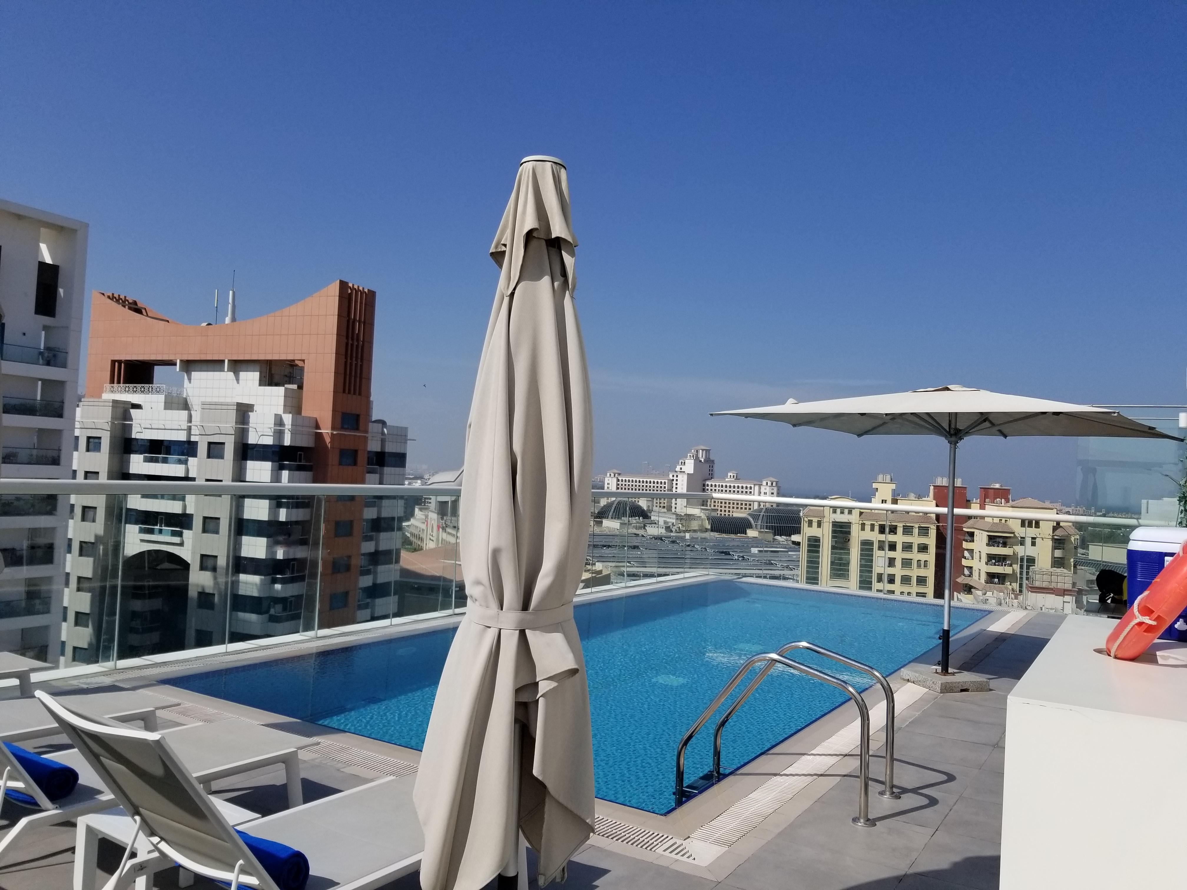 屋上階のプールです。