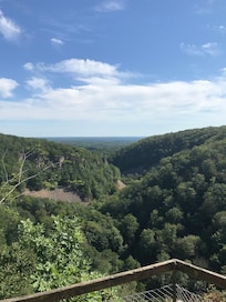 Ligger kort afstand og man kan vandre eller køre til toppen