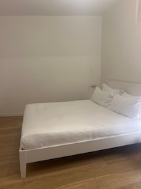 Senza un minimo confort purtroppo non mi da la possibilità di fare altre foto altrimenti facevo vedere le condizioni della pseudo cucina e del bagno