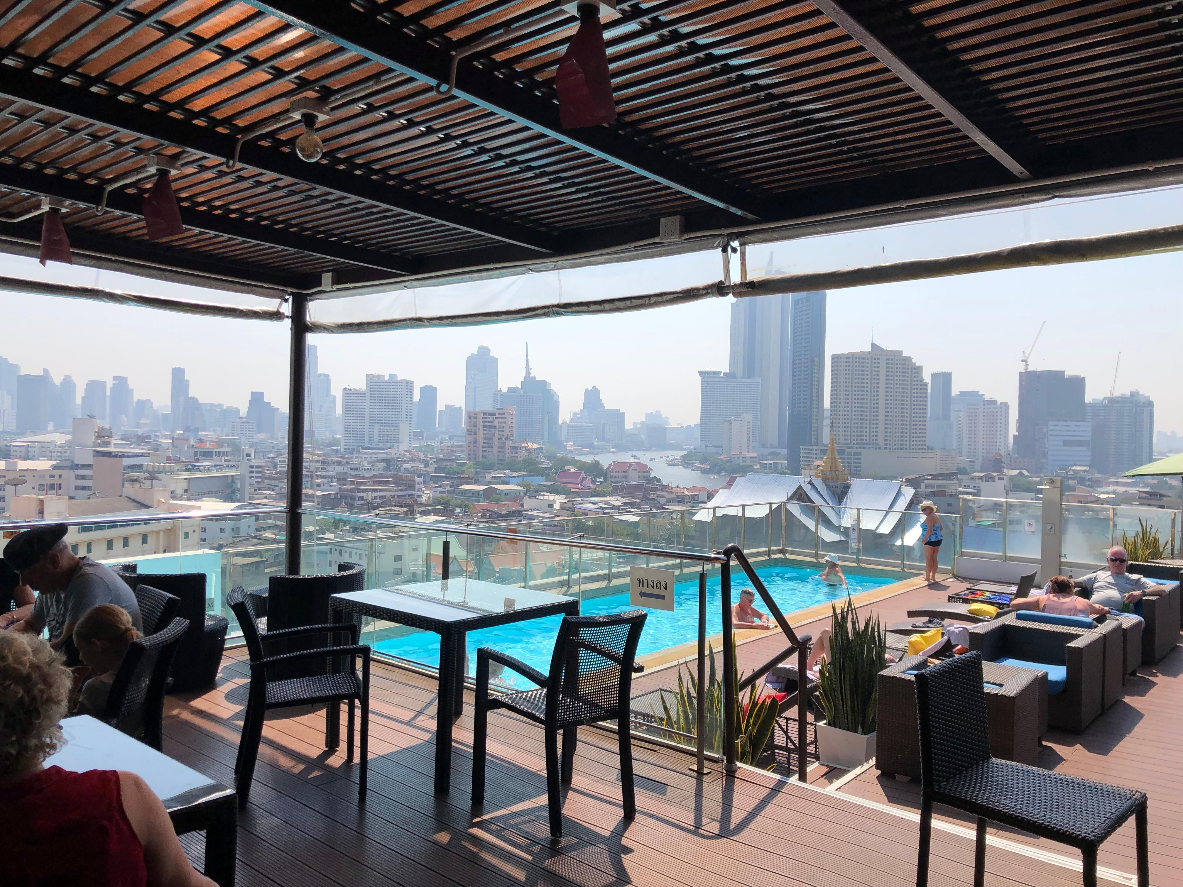 Fra baren i toppetasjen. Der kan man også bade om man måtte ønske.