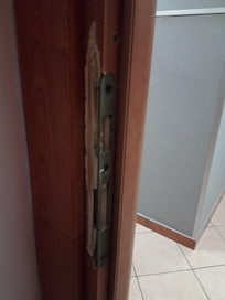 la porta della camera, ciao me ben si nota ERO PROPRIO AL SICURO da ladri e malintenzionati.