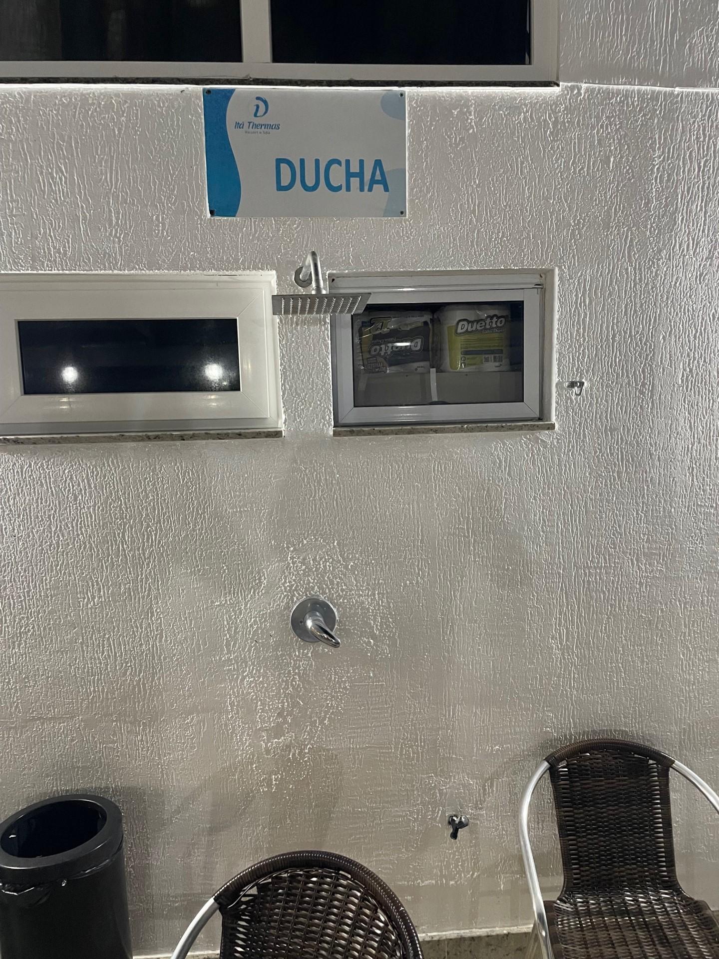 Ducha sem agua  quente, só fria.