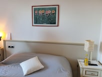 Dormitorio amplio con balcon
