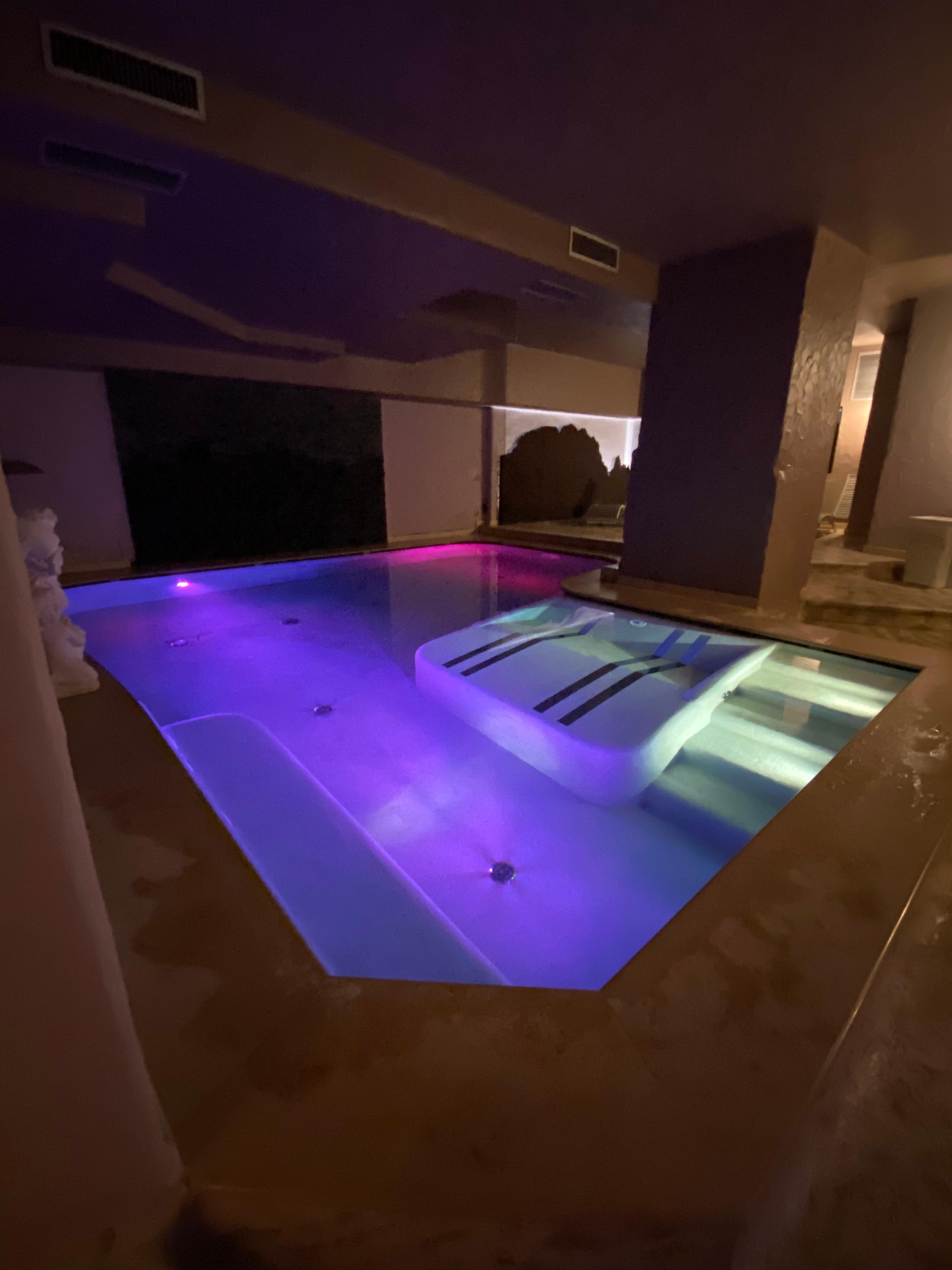 Piscina interna con idromassaggio