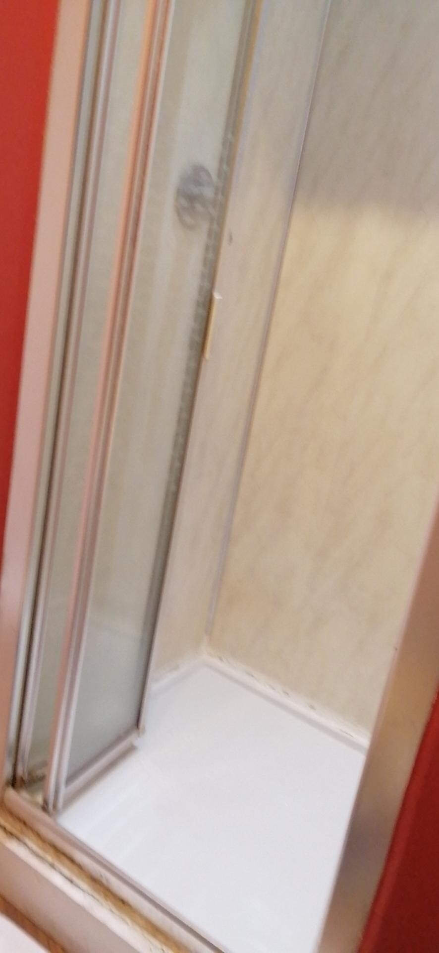 去水慢，開左水力會令淋浴間浸滿水。而且不是一整套私人bathroom, toilet 在房間外面