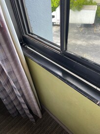 Die Fenster lassen sich nicht mehr komplett öffnen wegen Dreck in der Führung.