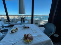 Desayuno con vista total frente al mar