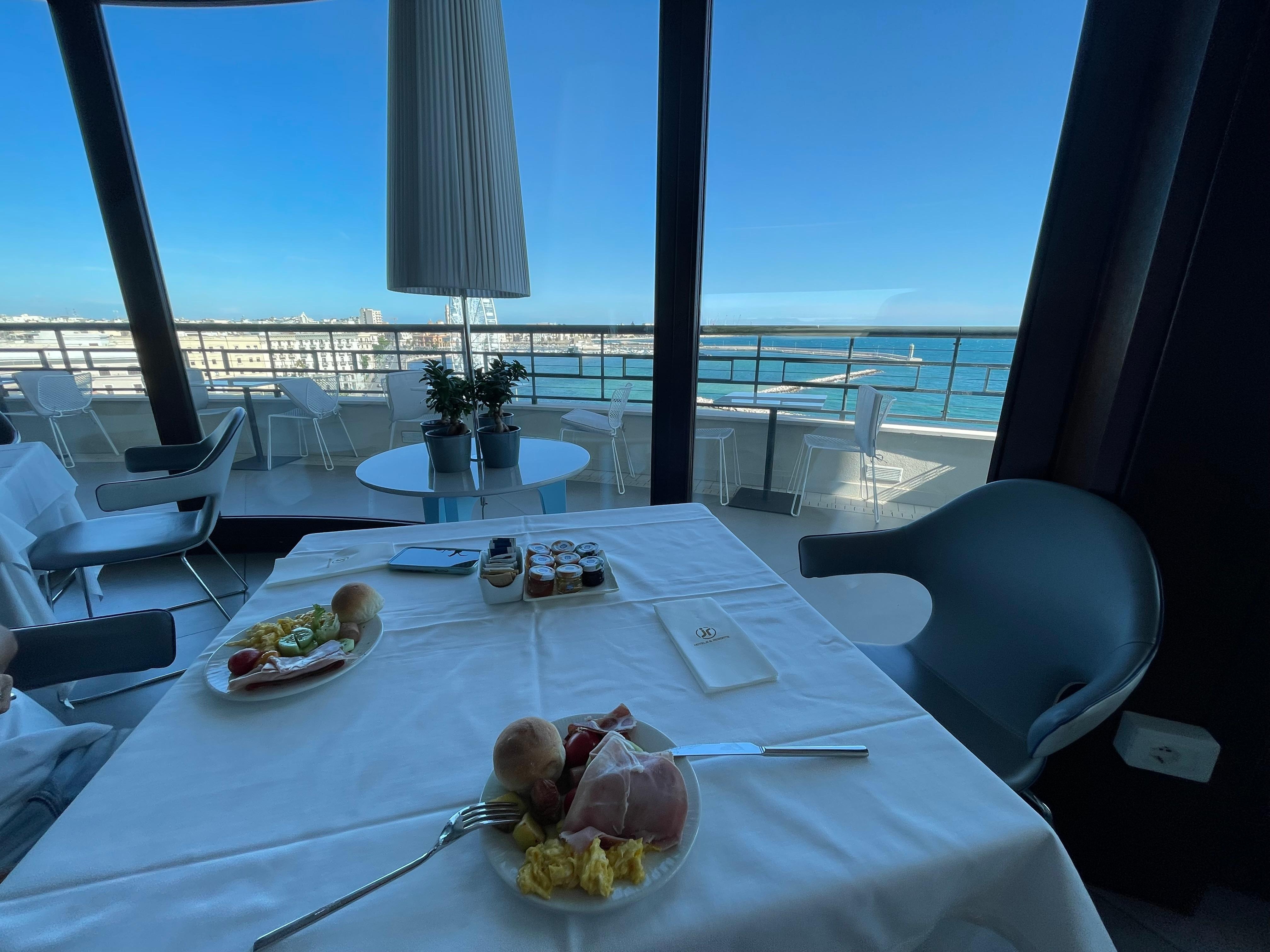 Desayuno con vista total frente al mar