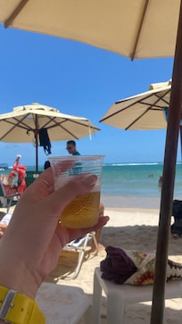 O Hotel fica na areia da praia e tem serviço próprio.