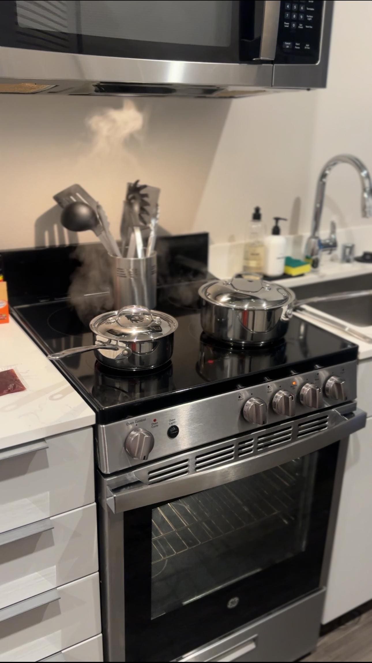 Fully equipped kitchen. With extra dish washing detergents, hand soap and salt and pepper grinders. 