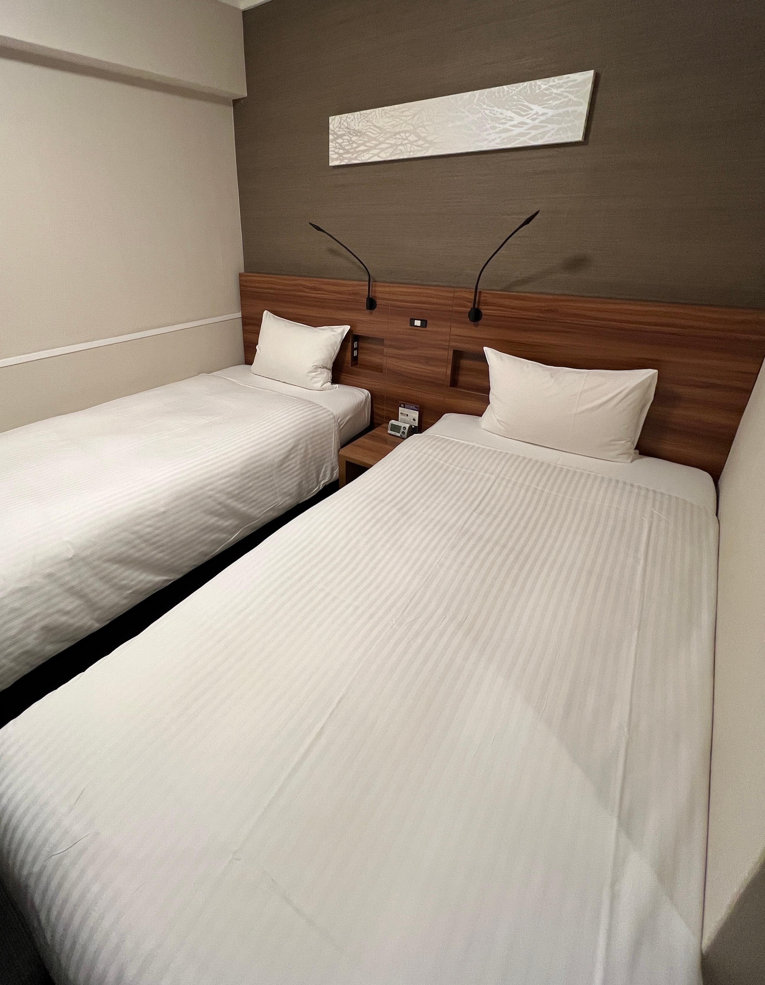 快適なベッド。部屋はちょっと狭い。