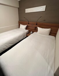 快適なベッド。部屋はちょっと狭い。