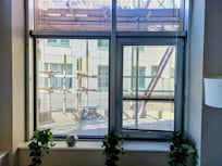 salon avec vue sur échafaudage...