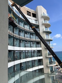 Échelle avec ouvriers aux abords des fenêtres pour les travaux