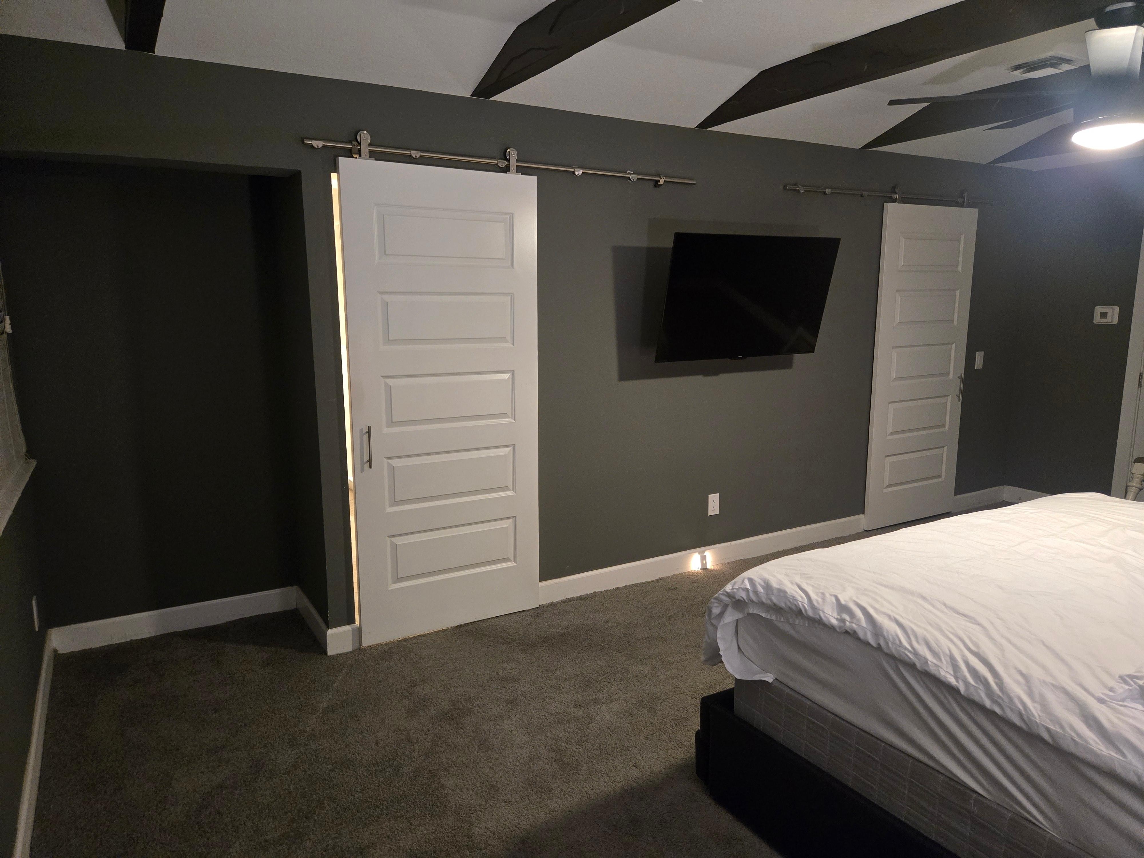 Lots of floorspace to unpack and lay out your clothes. 