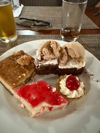 Un poco de la variedad de postres en el restaurante del desayuno, almuerzo, cena