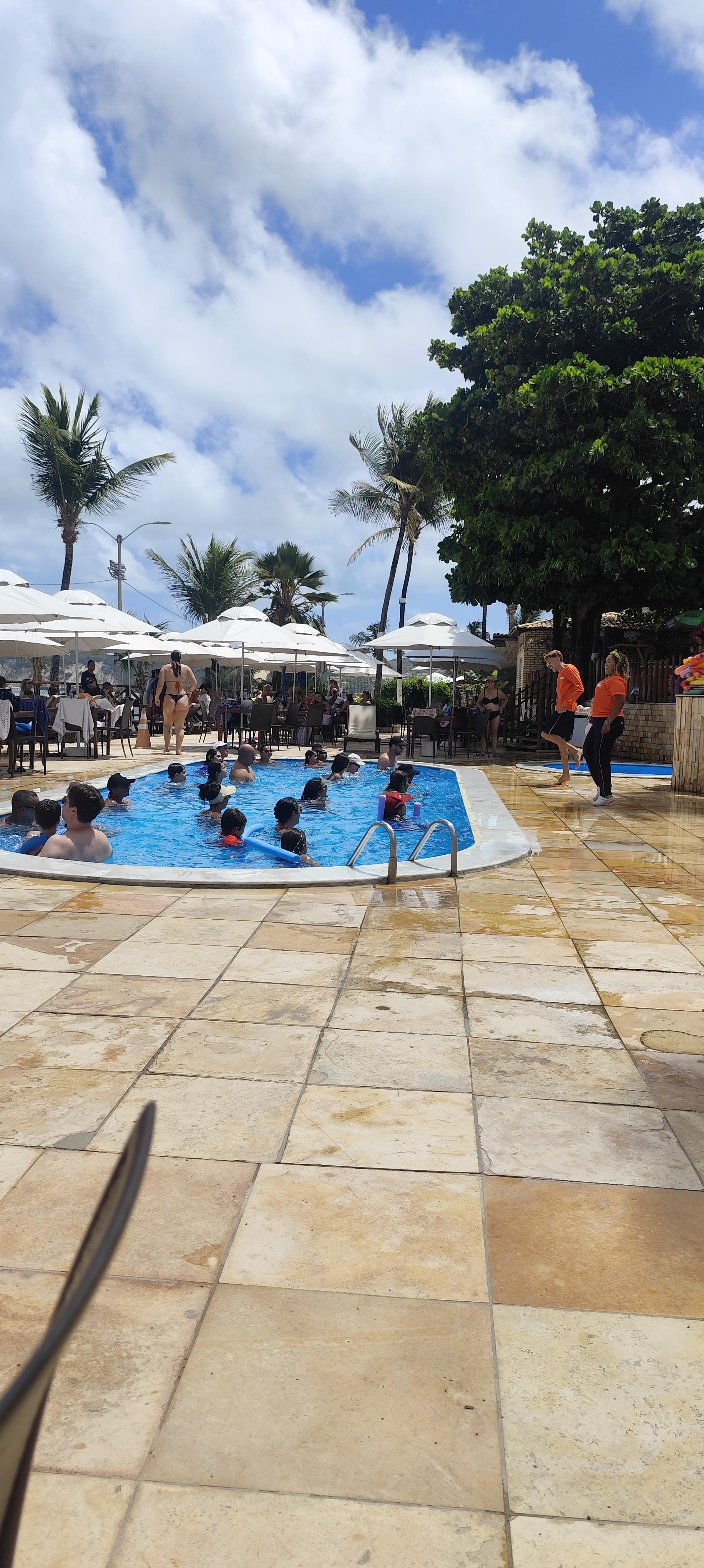 Turma de animação fazendo hidroginástica 