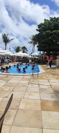 Turma de animação fazendo hidroginástica