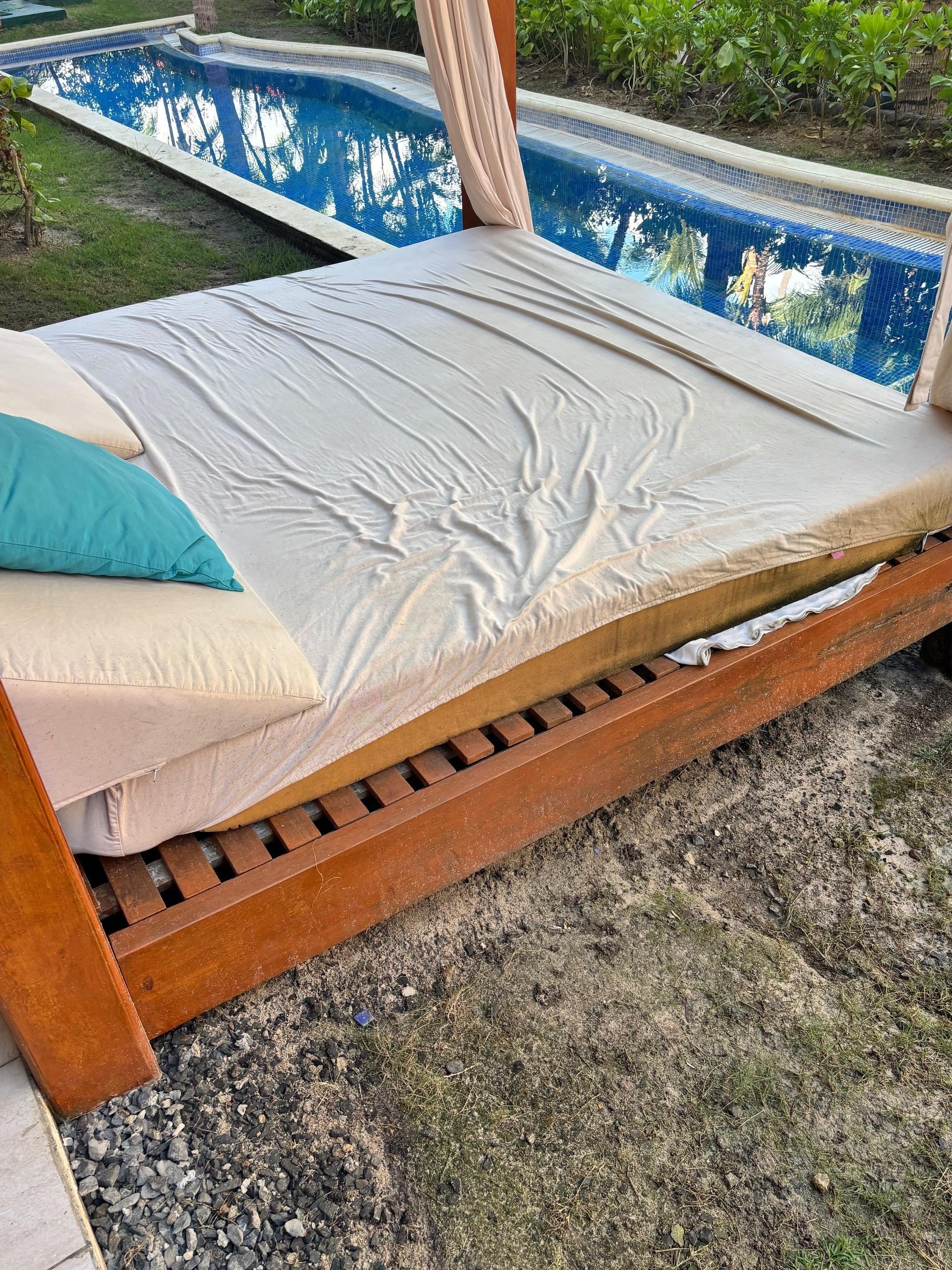 Buyer beware!  Not the swim up suite we paid for!