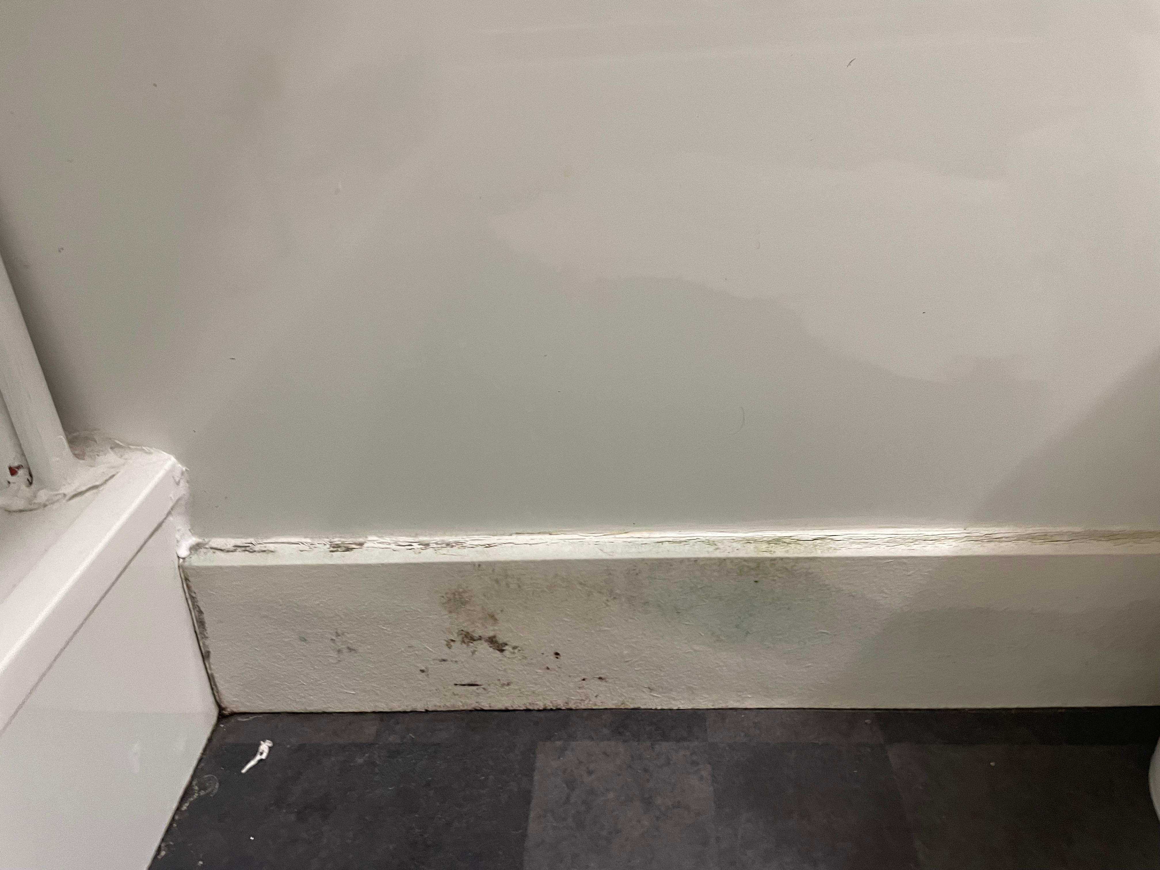 Trace en dessous du lavabo de la salle de bain