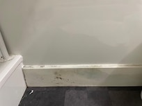 Trace en dessous du lavabo de la salle de bain