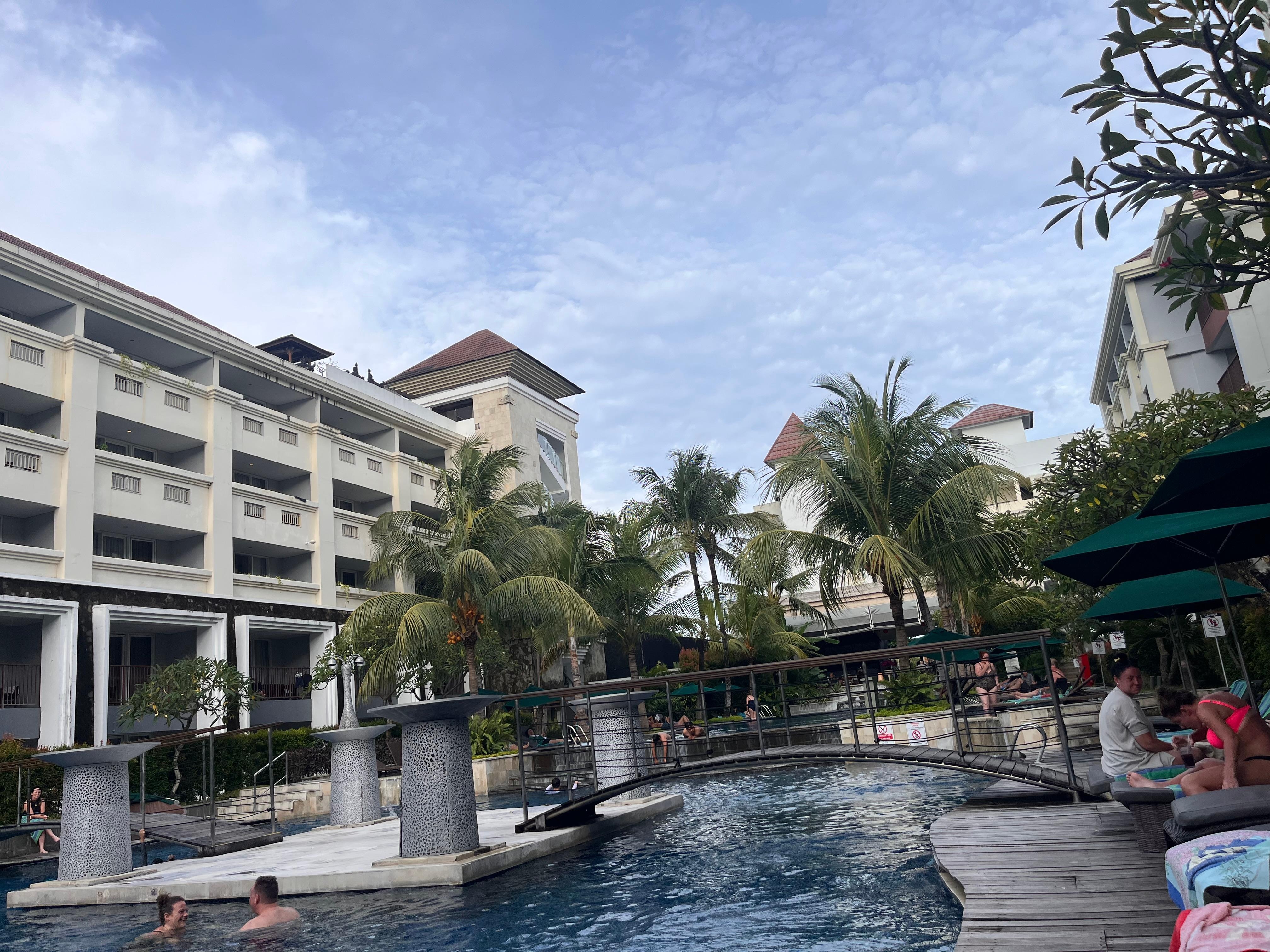 プールを中庭のように建物が囲む構造で外の喧騒から隔離されます