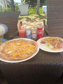 プールサイドでお食事ができます