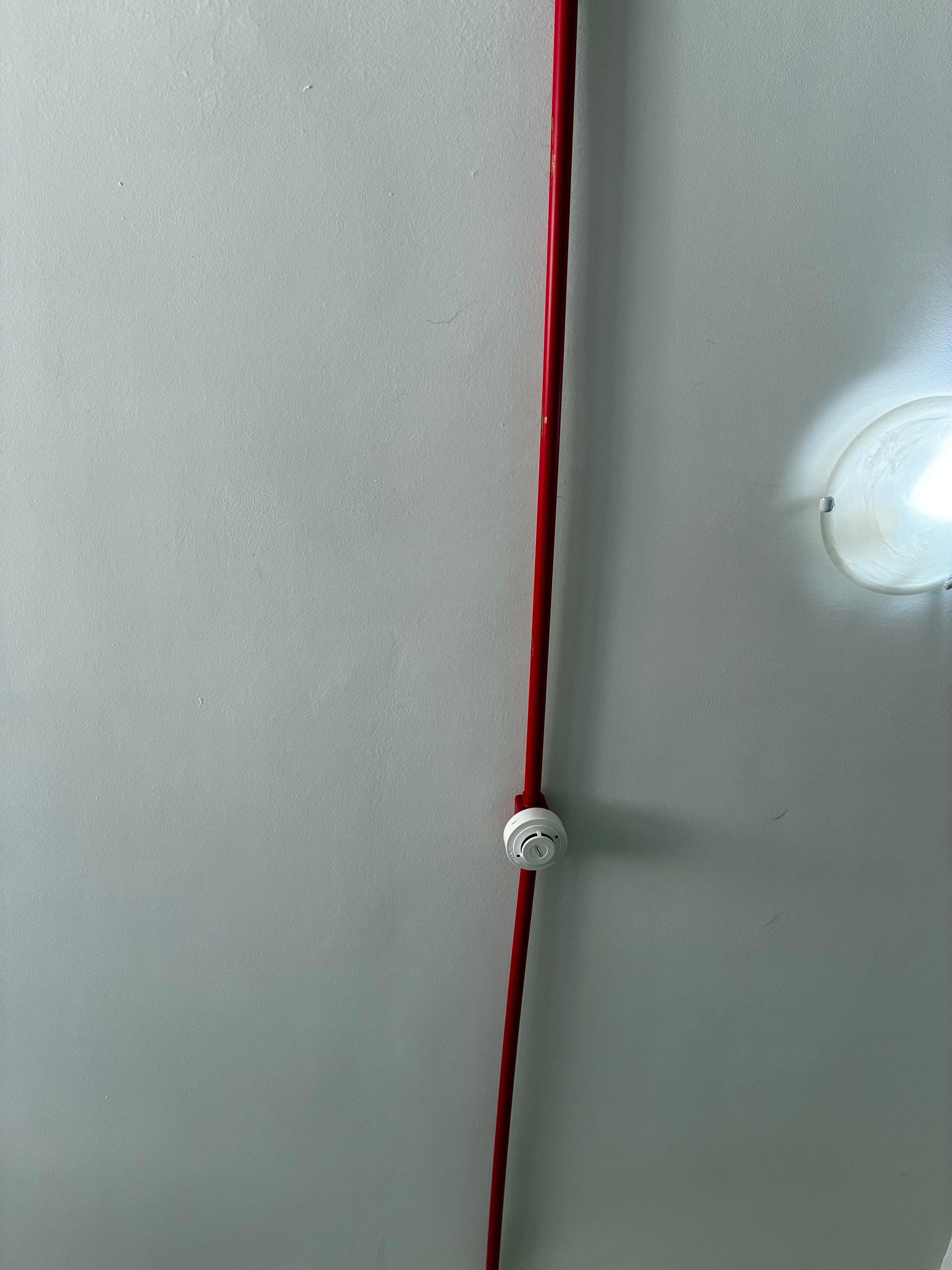 Canos e cabos expostos na parede e teto!