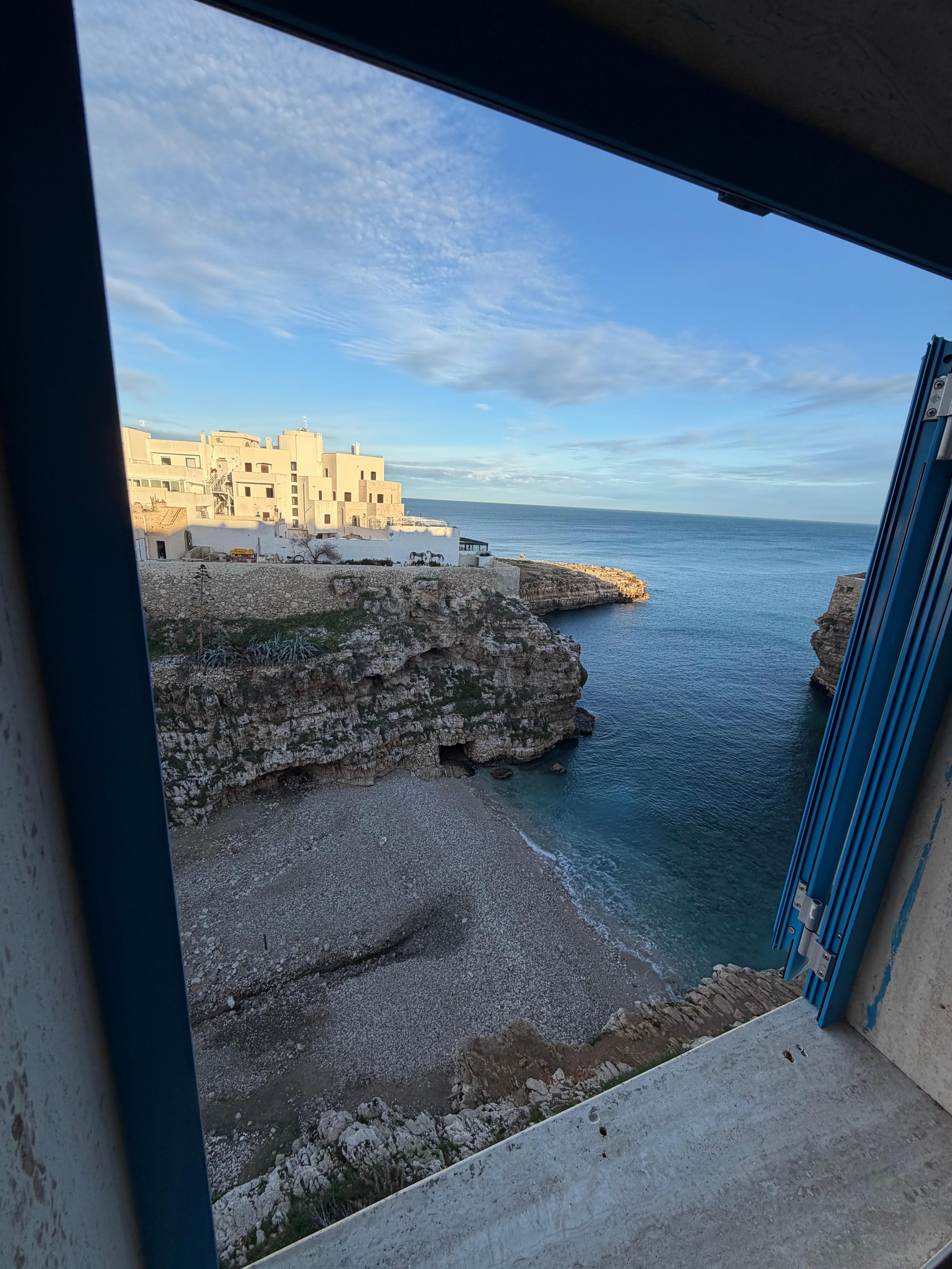 아침 창문에서 내려다 본 해변가