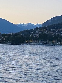 Le Lac de Côme avec vue sur les Alpes , photo prise sur le ferry !