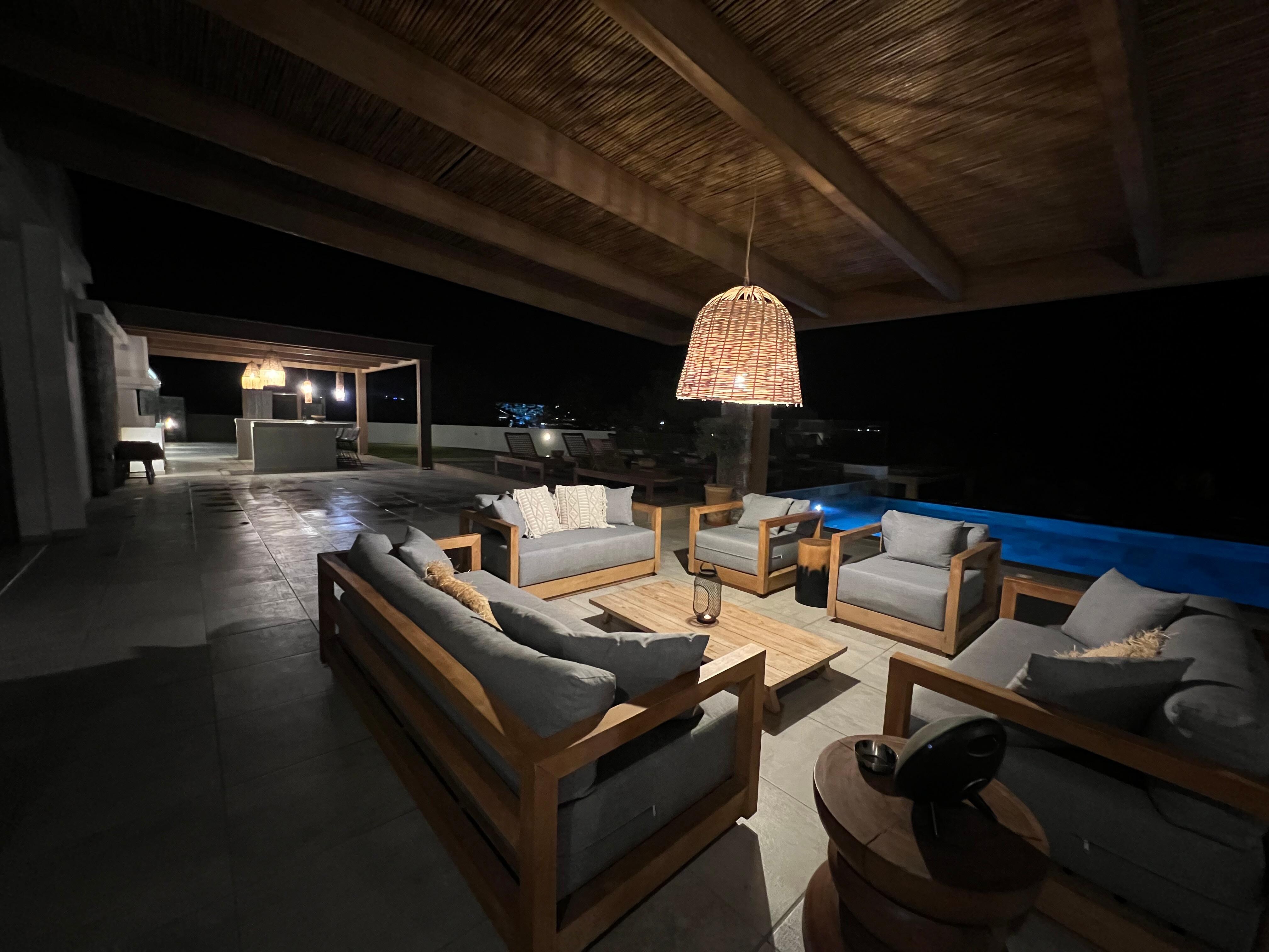 Toller, beleuchteter Outdoorbereich abends. 