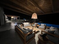 Toller, beleuchteter Outdoorbereich abends.