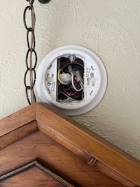 Electrical box for living room smoke. No smoke connector visible
