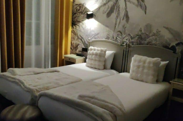 chambre 303 donnant sur la cour intérieure donc très calme, chaleur intérieure très agréable, et qui sent bon :)