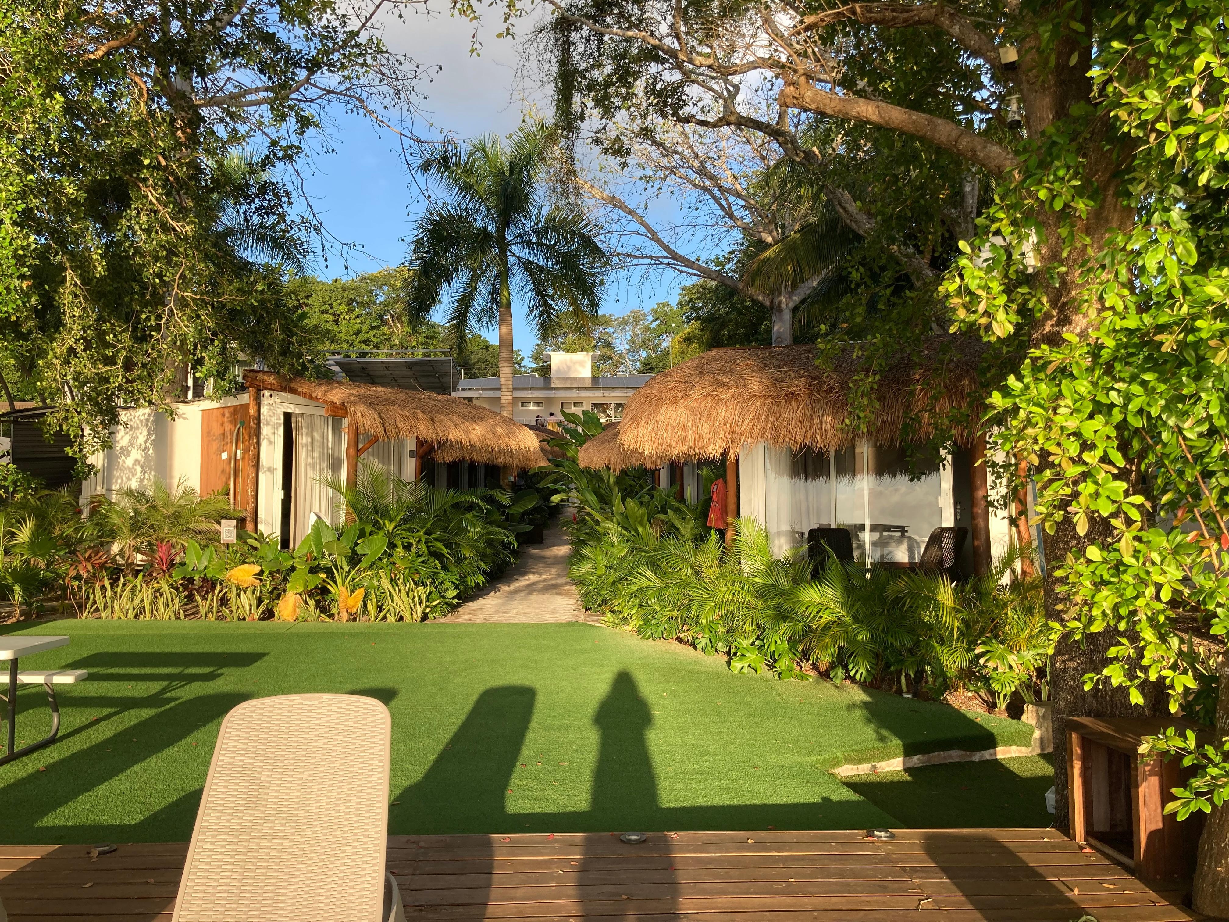 Vista desde zona de camastros a las habitaciones 
