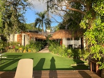 Vista desde zona de camastros a las habitaciones