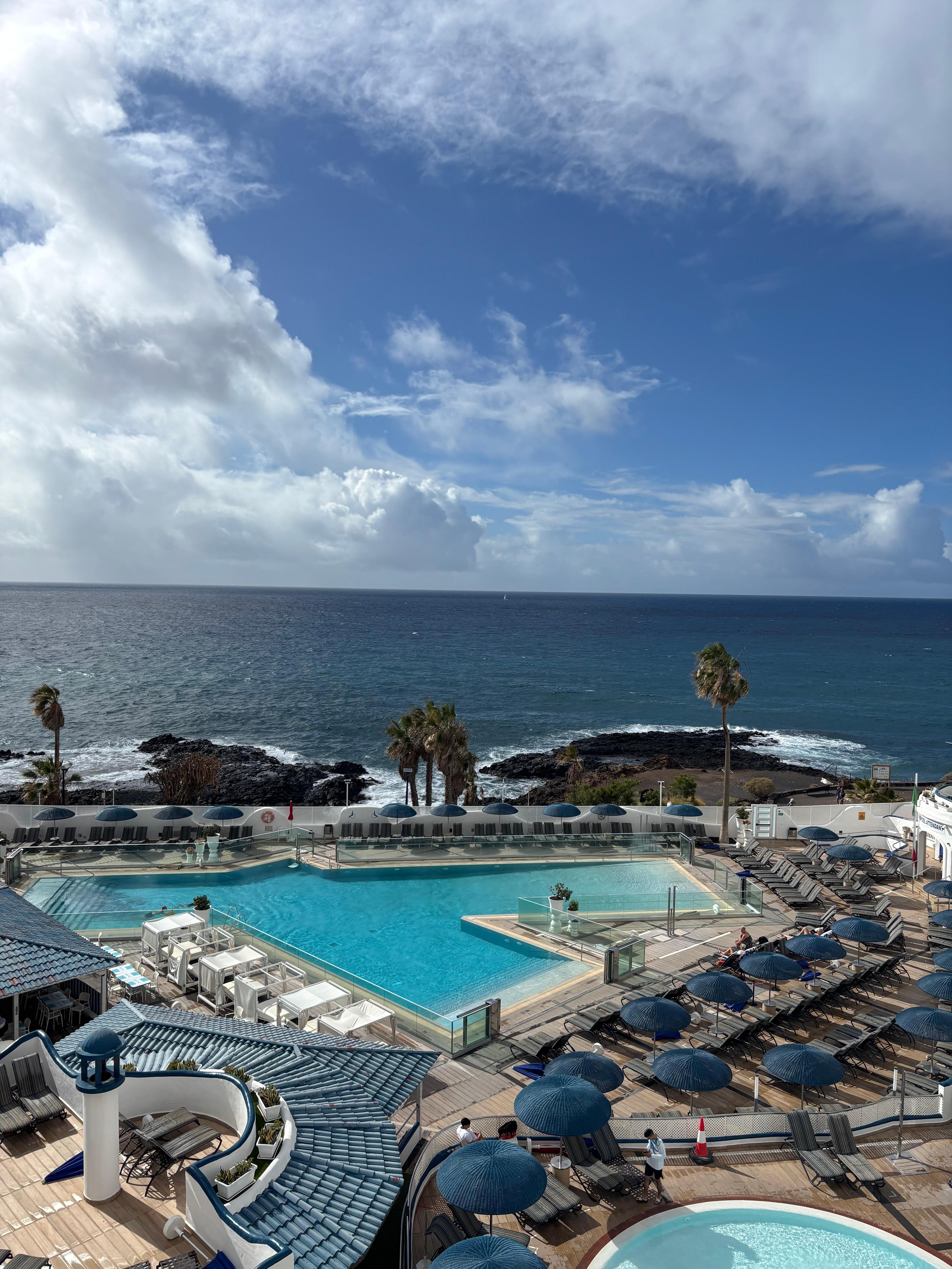 piscine + vue sur la mer