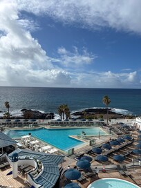 piscine + vue sur la mer