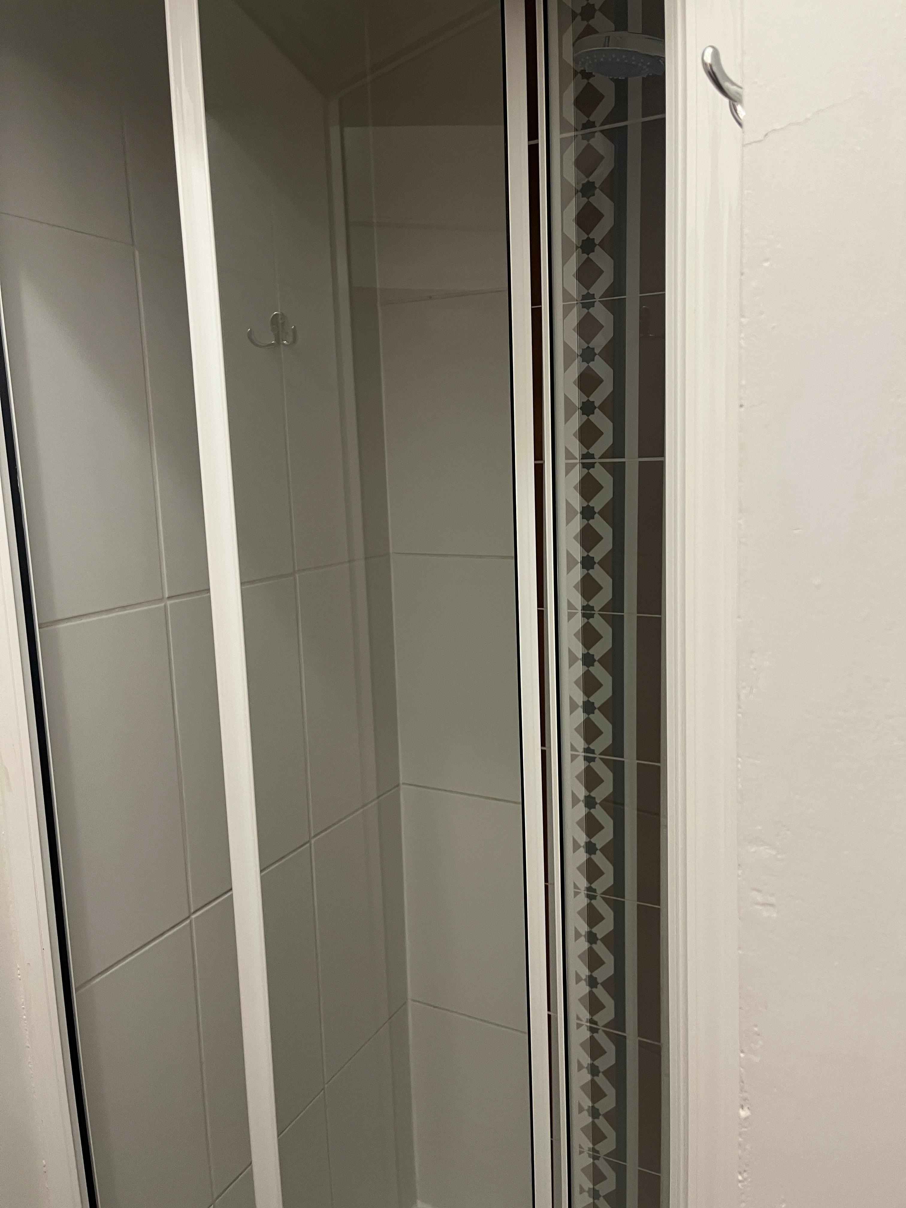 お湯が出るまでに少し時間がかかりましたが、温度に不満はありません。ボディソープはよく分からなかったので、持参のものを使いました。