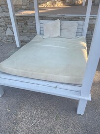 Would you be happy chilling by the pool on this?