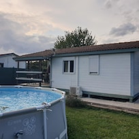 climatisé, piscine privée, brise vue pour etre au calme avec les voisins